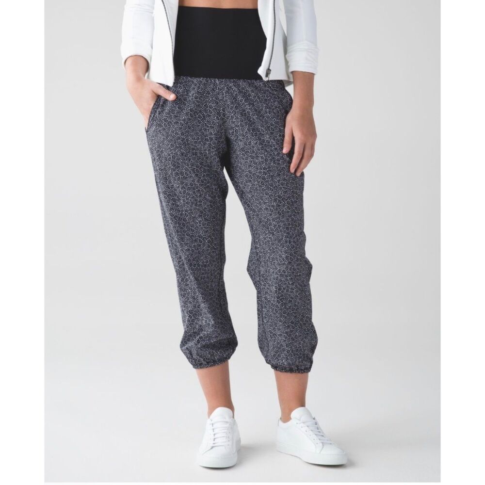 EUC Lululemon Size 6 Om Pant Freckle Flower Black White Pockets High Fold Waist